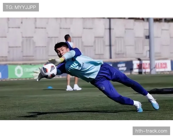 奥布拉克2025赛季表现稳健，扑救集锦再创纪录，继续守护球队荣耀