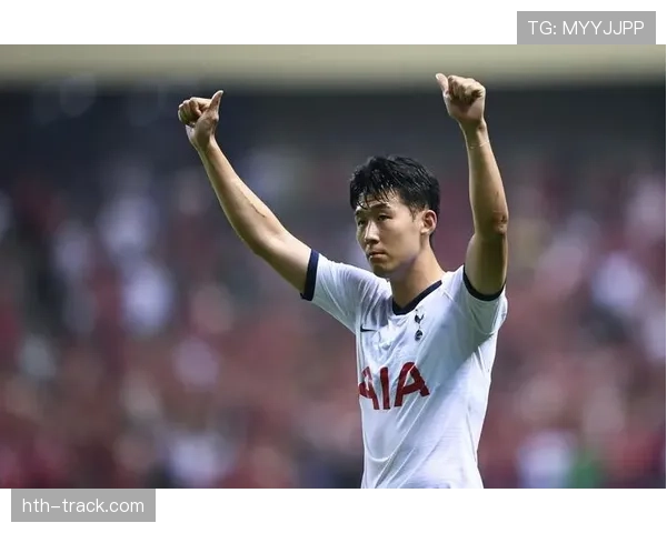 孙兴慜行军礼致意球迷，展现韩国队精神风貌