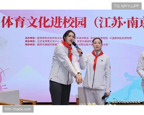 如果把魏秋月赛场那股狠劲和她下班去菜市场的样子放一块，谁还认得出是同一个人