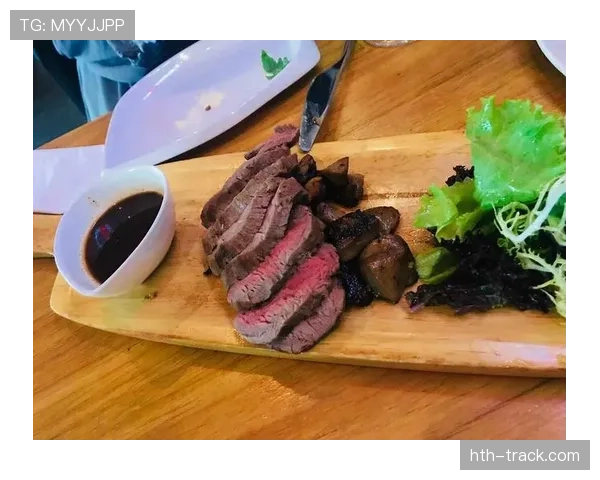 恩比德休赛期天天吃牛排配红酒，训练馆打卡照却瘦成纸片人